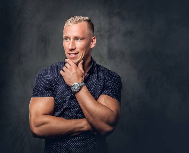 Yakışıklı Sarışın Adam.