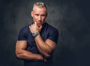 Yakışıklı Sarışın Adam.