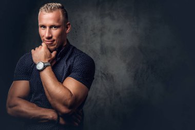 Yakışıklı Sarışın Adam.