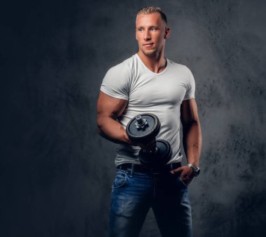 Yakışıklı kaslı sarışın erkek