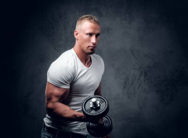 Yakışıklı kaslı sarışın erkek