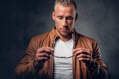 Rown deri ceketli sarışın adamı