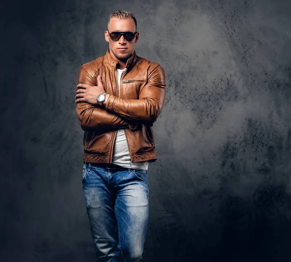 Rown deri ceketli sarışın adamı