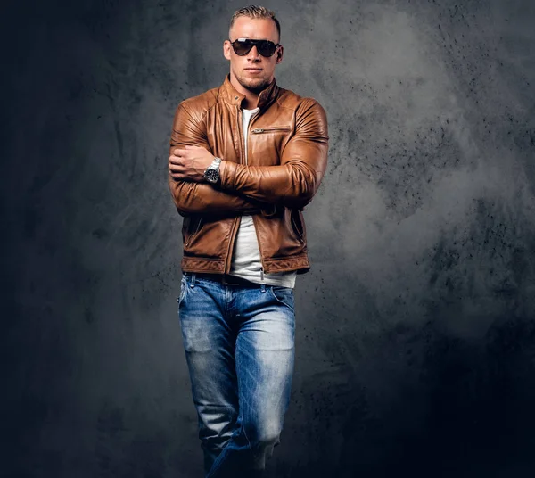 Rown deri ceketli sarışın adamı