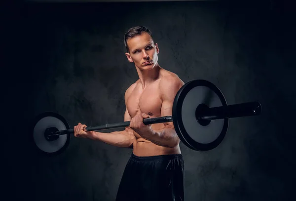 Muskulöser Mann hält Langhantel — Stockfoto