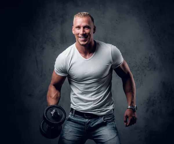 Przystojny mięśni mężczyzna blond — Zdjęcie stockowe