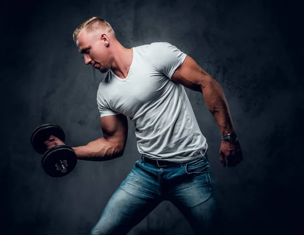 Bonito muscular loiro macho — Fotografia de Stock