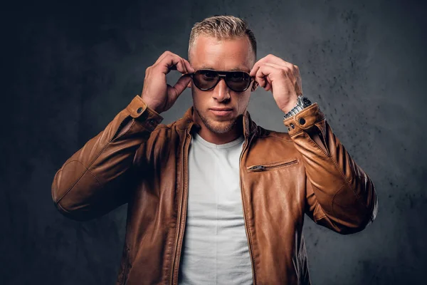 Blonde man in rown leren jas — Stockfoto