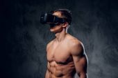 Hemdloser Mann mit virtueller Brille