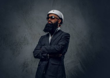 Çapraz kolları olan İslami erkek sakallı.