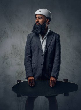 Arapça erkek uzun tahta tutar