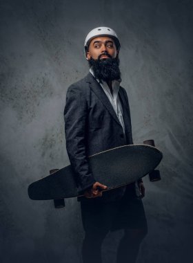 Arapça erkek uzun tahta tutar