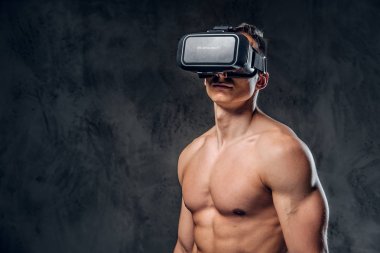 Sanal gözlüklü gömleksiz adam