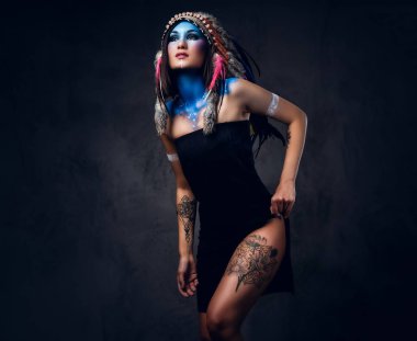 Erkek renkli makyaj ile