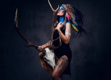 Dişi Hint tüy şapka ile