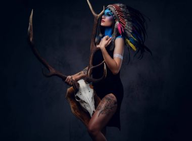 Dişi Hint tüy şapka ile