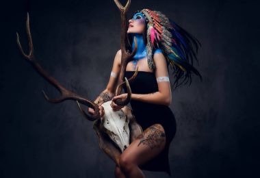 Dişi Hint tüy şapka ile