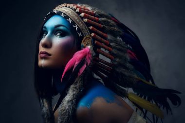 Dişi Hint tüy şapka ile