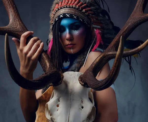 Kobieta w kapeluszu indiańskie pióra — Zdjęcie stockowe