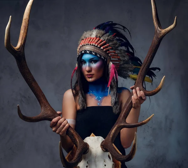 Dişi Hint tüy şapka ile