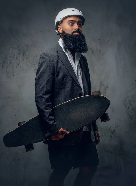 Arabski mężczyzna posiada długą deskę — Zdjęcie stockowe