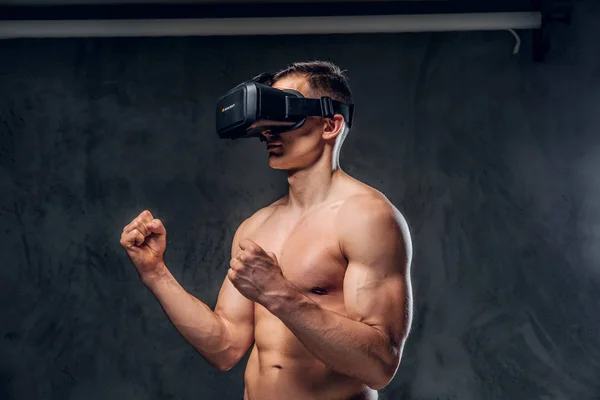 Hombre sin camisa con gafas virtuales —  Fotos de Stock