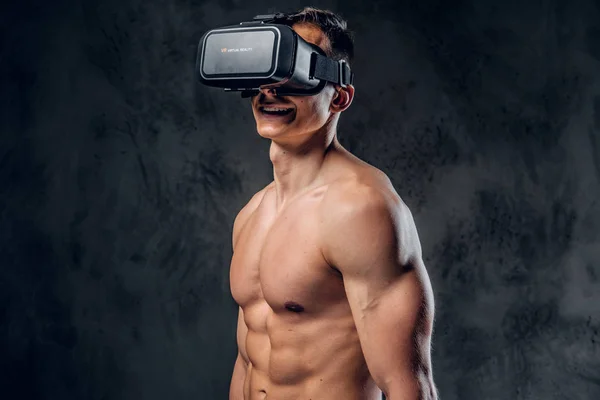 Bar överkropp man med virtuella glasögon — Stockfoto