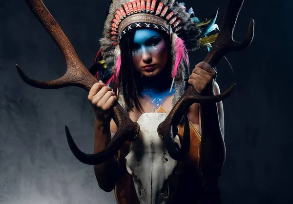 Dişi Hint tüy şapka ile