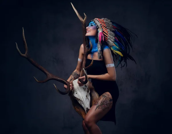 Indian female holds an antler skull. — Stock Photo, Image