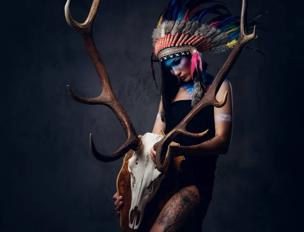 Indian female holds an antler skull. — Stock Photo, Image