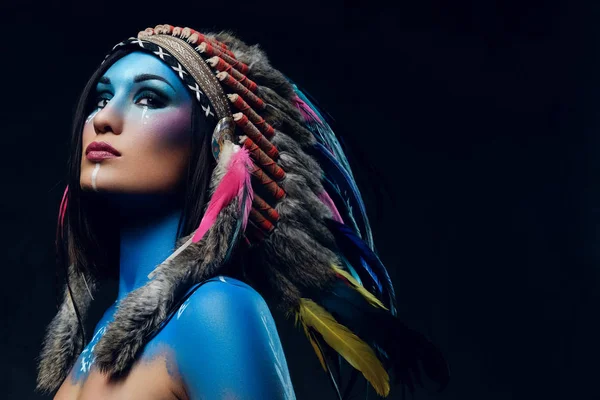 Sjamanistische vrouw met kleurrijke make-up — Stockfoto