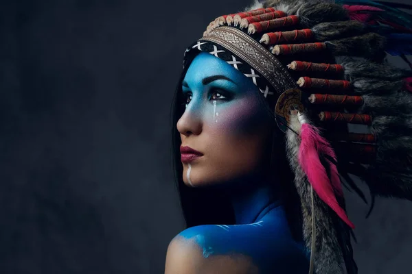 Kvinna med indiska feather hat — Stockfoto