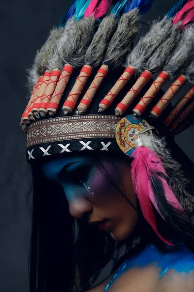 Dişi Hint tüy şapka ile