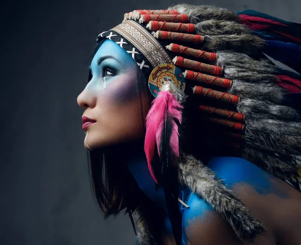 Kvinna med indiska feather hat — Stockfoto
