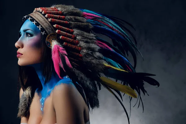 Sjamanistische vrouw met kleurrijke make-up — Stockfoto