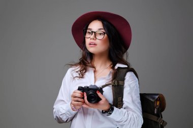 Kamera ile pozitif kadın turist 