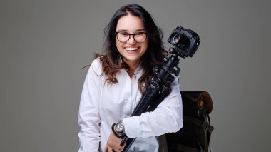 Kamera ile pozitif kadın turist 