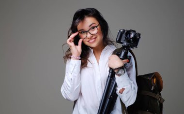 Kamera ile pozitif kadın turist 