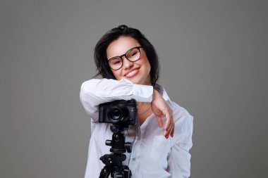 Kadın, bir profesyonel fotoğraf makinesi