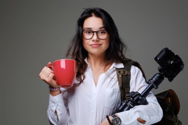 Gezgin kadın kamera tutan 