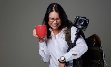 Gezgin kadın kamera tutan 