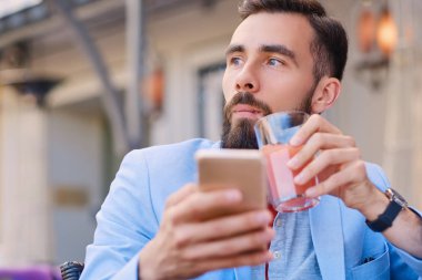 Smartphone kullanarak şık sakallı erkek.