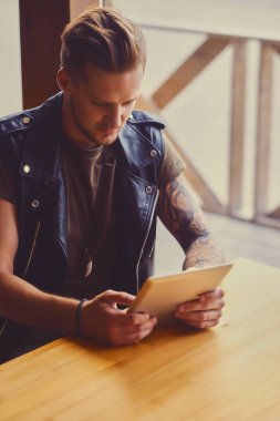 Tablet Pc kullanma çekici adam 