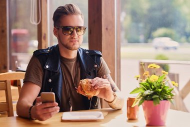 Yenilikçi bir vejetaryen burger yiyen