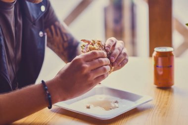 Yenilikçi bir vejetaryen burger yiyen