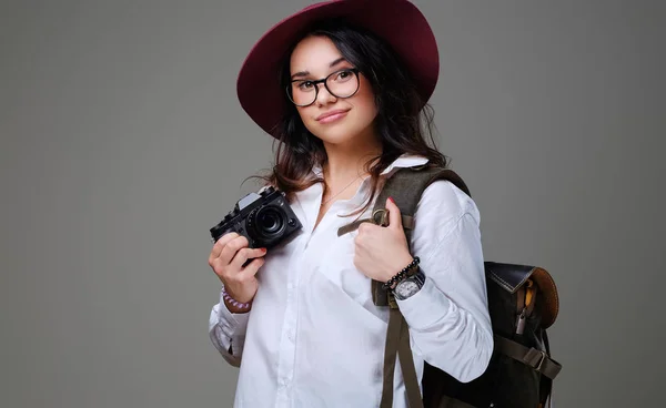 Positieve vrouwelijke toerist met camera — Stockfoto