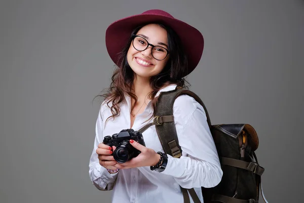 Turista feminino positivo com câmera — Fotografia de Stock