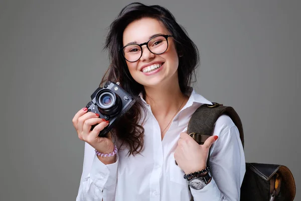 Turista feminino positivo com câmera — Fotografia de Stock