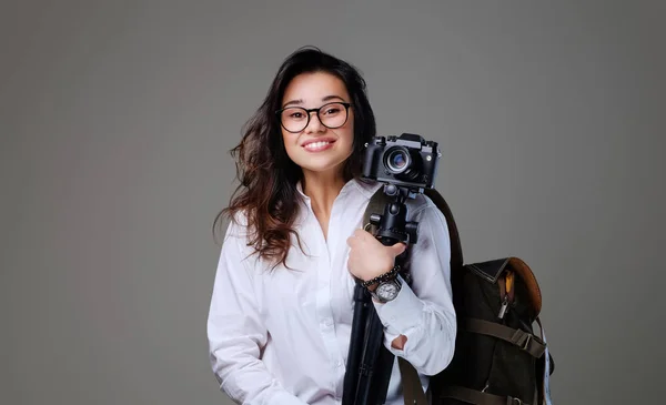 Turista feminino positivo com câmera — Fotografia de Stock