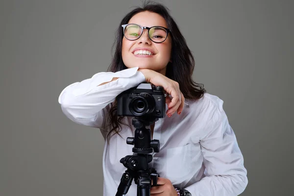 Vrouw met een professionele foto-camera — Stockfoto